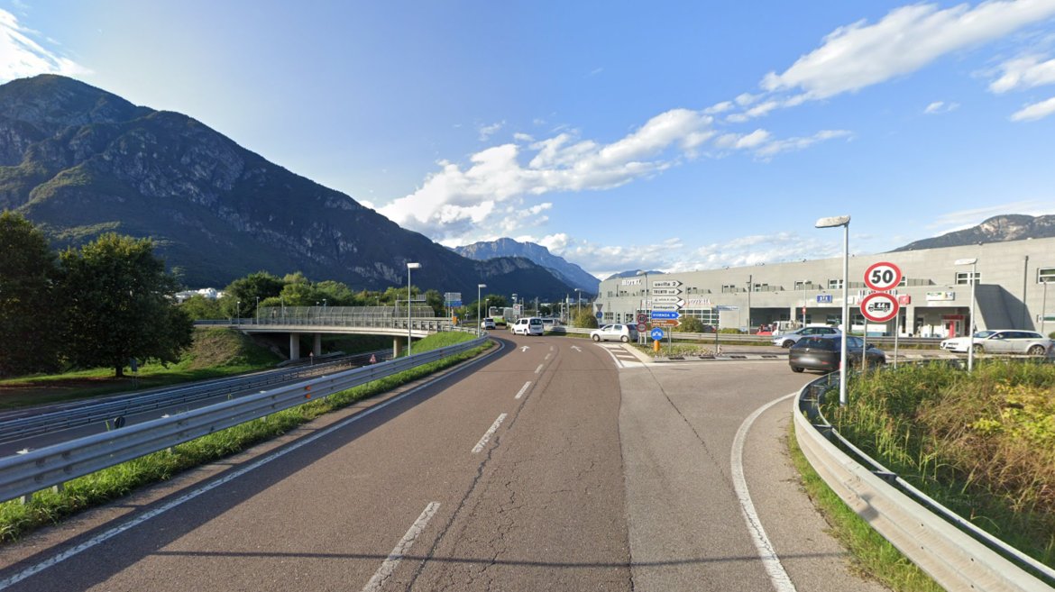 Nelle notti tra lunedì 18 agosto e mercoledì 20 agosto, salvo maltempo, fra le 21 e le 6 saranno eseguiti lavori di rifacimento della pavimentazione della rotatoria de "Al Marinaio", in corrispondenza dell'Uscita 2 della S.S. 12 - Tangenziale di Trento ⤵️
ufficiostampa.provincia.tn.it/Comunicati/Asf…