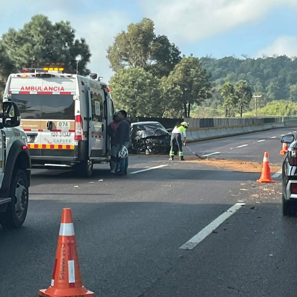 DigitaMorelos's tweet photo. #Entérate 🚨 Ya se la saben 🙄
Fuerte accidente esta mañana en la autopista #México–#Cuernavaca, km 36 dirección sur. Un auto chocó contra el muro central.
⚠️ Servicios de emergencia en la zona, maneja con precaución.
#seguidores https://t.co/o77PAGKfkK