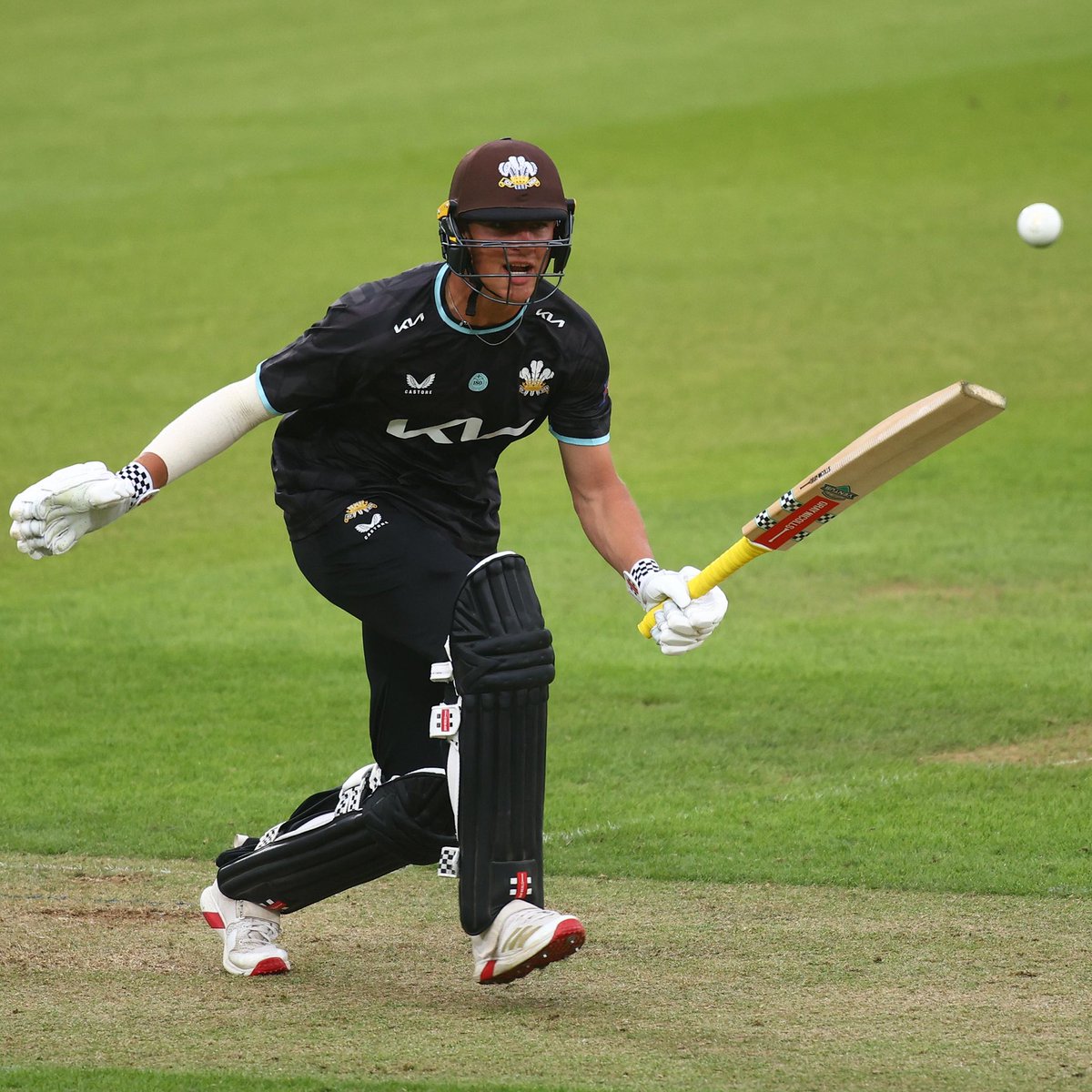 Heavy rain forces the players off the field at the Kia Oval. ☔️

Surrey 21/1.

🤎 | #SurreyCricket
