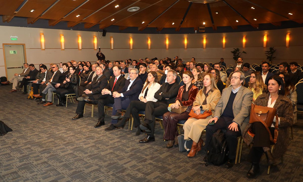CChC Valparaíso (@cchcvalparaiso) on Twitter photo 📍 En el Enjoy Viña del Mar con socios #CChC e invitados, estamos en la 2a Conferencia #ConstruyendoRegión2025 🏗️
Hoy, <a href="/ignaciobriones_/">Ignacio Briones</a> representando a la candidatura de #Matthei y Víctor Espinoza, de #Kaiser, comparten sus propuestas económicas para la #Reactivación de la 📍 En el Enjoy Viña del Mar con socios #CChC e invitados, estamos en la 2a Conferencia #ConstruyendoRegión2025 🏗️
Hoy, <a href="/ignaciobriones_/">Ignacio Briones</a> representando a la candidatura de #Matthei y Víctor Espinoza, de #Kaiser, comparten sus propuestas económicas para la #Reactivación de la