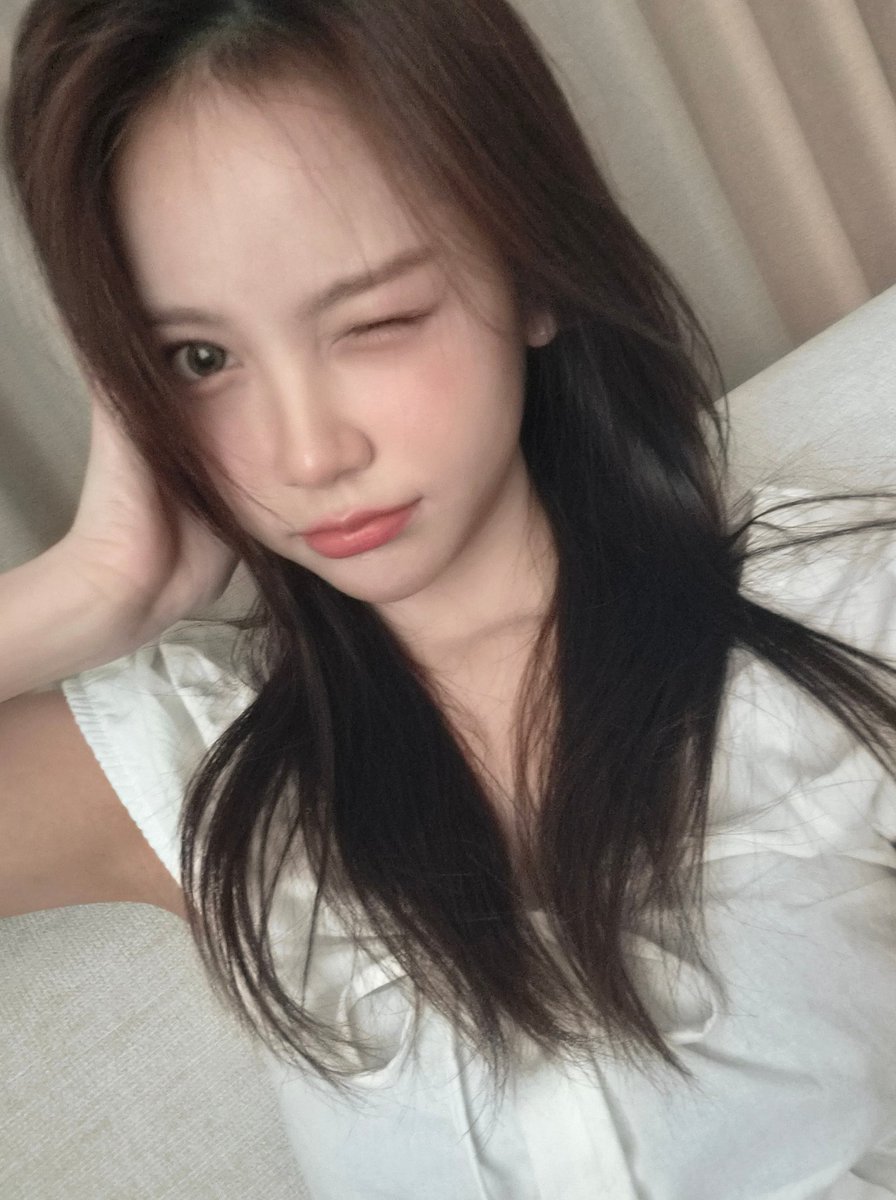 H2H_NEWS's tweet photo. 250813 CARMEN Weverse Post

#Hearts2Hearts #하츠투하츠 #H2H @Hearts2Hearts https://t.co/4wNj1Kkcz7