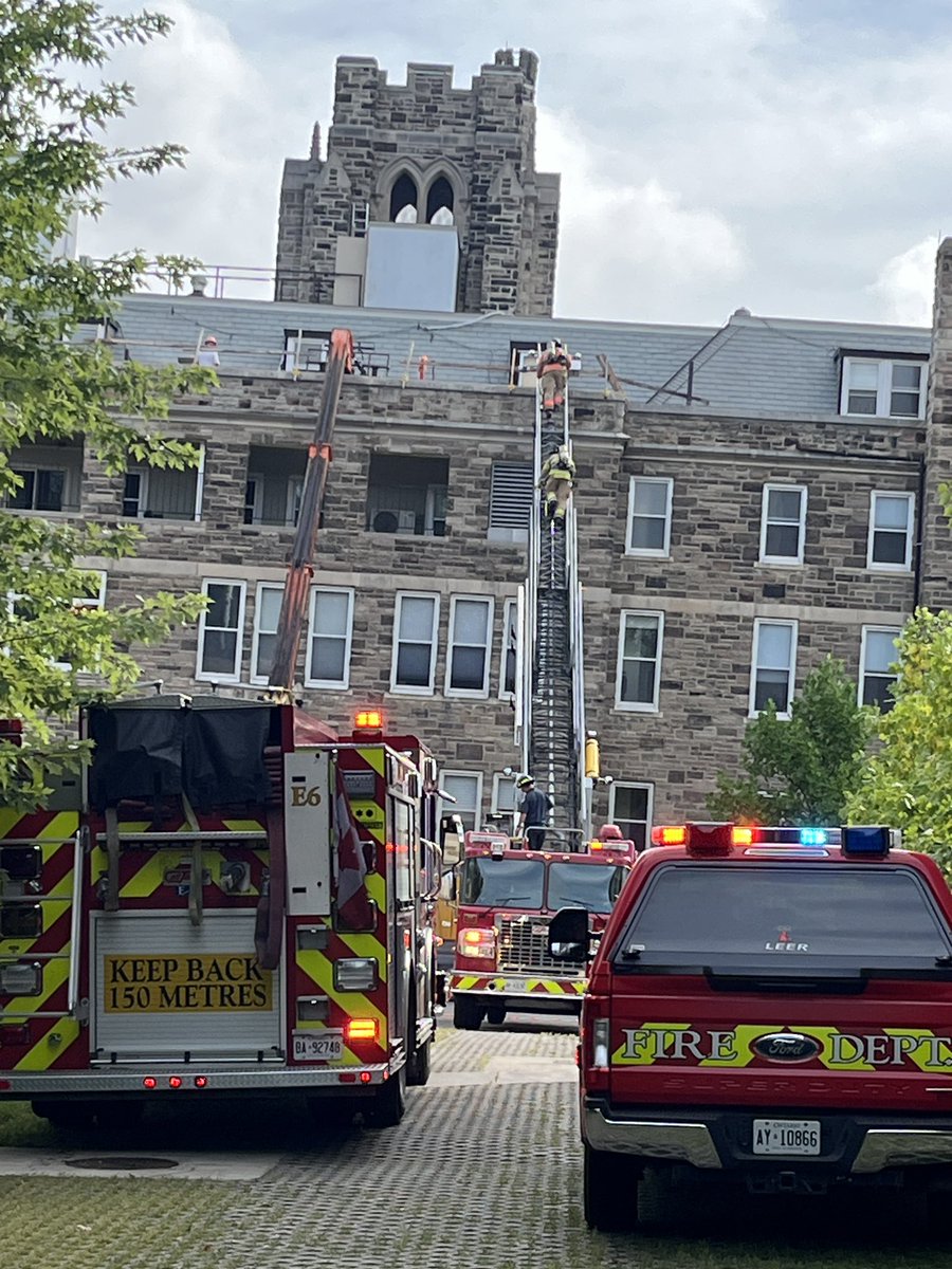 LdnOntFire's tweet image. Emergency crews on scene at Brescia University College - Ursuline College building for a minor fire on the roof. The fire is out. Overhaul and ventilation operations are finishing. Crews will be clearing soon. #ldnont