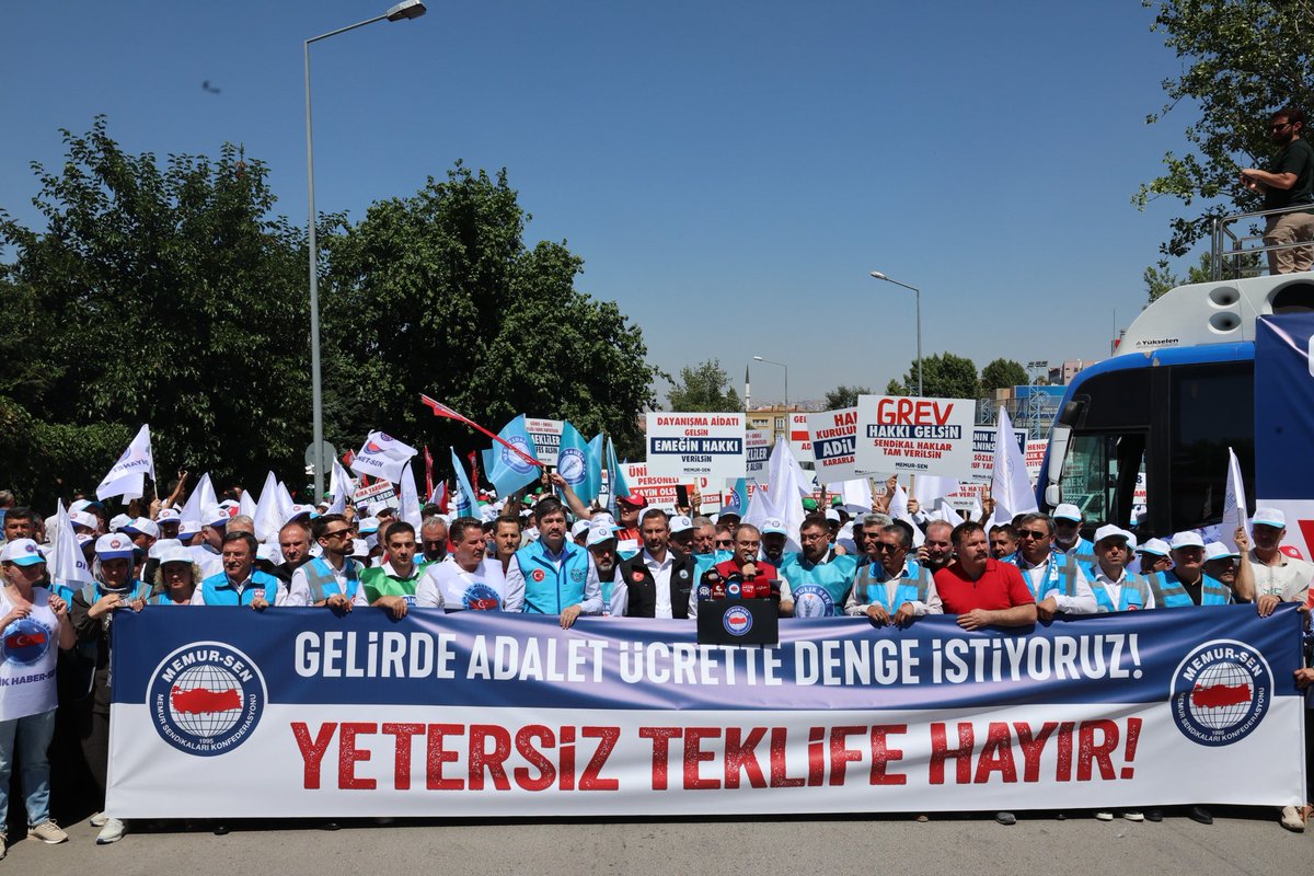 MemurSenKonf's tweet photo. Ankara'dan “Yetersiz Teklife Hayır” Eylemi

Kamu İşvereni’nin 2026 yılı için %10+6, 2027 yılı için %4+4 teklifine karşı sahadayız.
Refah payı yok, taban aylığa zam yok, adalet yok!

Taleplerimiz:
• İlave 1 derece verilmesi,
• Aileyi koruyacak tekliflerimizin kabul edilmesi,
• Dereceye 3600 Ek Gösterge verilmesi,
• Akademisyenlerin, şube müdürlerinin, şef ve amirlerin mali ve özlük haklarının düzeltilmesi,
• Yardımcı Hizmetler Sınıfının kaldırılarak uygun hizmet sınıfına geçirilmesi,
•Yardımcı Hizmetler Sınıfının kaldırılarak uygun hizmet sınıfına geçirilmesi,
• Bayram ikramiyesi verilmesi,
• Kira desteği sözünün yerine getirilmesi,
• Gelir vergisinin %15’e sabitlenmesi,
• Seyyanen ödemenin emekliliğe yansıtılması,
• Bütün gelirlerimizin emekliliğe esas sayılması,
• 4688 sayılı Kanun’un revize edilmesini
istiyoruz.

8. Dönem Toplu Sözleşme uzlaşma ile tamamlanmalı, Büyük ve Güçlü Türkiye hedefine, Türkiye Yüzyılı vizyonuna yakışır şekilde imzalanmalıdır. 
Toplu sözleşme masasının 1 haftadan az süresi var. Bunun için İşveren Heyeti zaman kaybetmeden; çalışma barışını sağlayacak, müzakereye uygun, adil teklifi masaya sunmalıdır.

https://t.co/YUbKrw355L

#YetersizTeklifeHayır #GelirdeAdaletÜcretteDenge