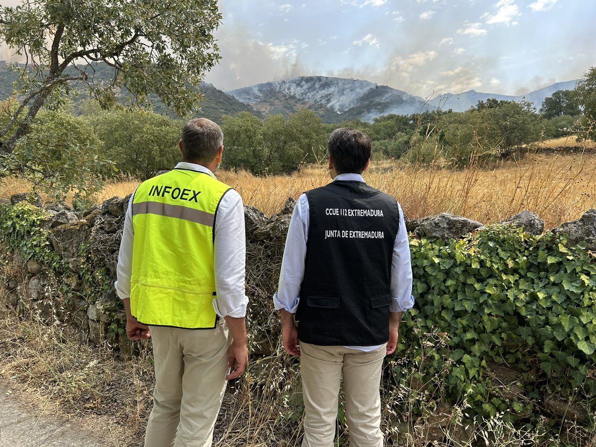 🔴 El #IFJarilla se encuentra descontrolado y amenaza de forma importante a #Cabezabellosa, en donde un número sin concretar de habitantes se han resistido a la evacuación encontrándose ahora en una "ratonera". La #GuardiaCivil intentará abrir una vía segura para la sacarlos.