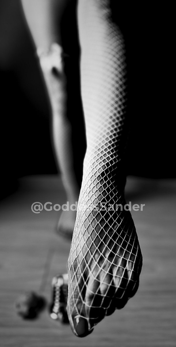 Ta noga wskazuje gdzie jest twoje miejsce frajerze 😈

<a href="/rt_feet/">Feet RT PROMO (Road to 100K)</a>