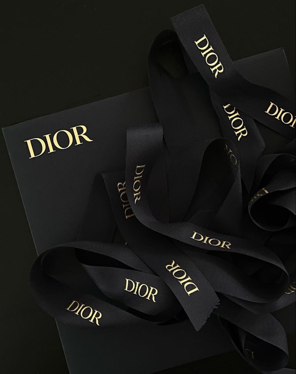 trashed_golden's tweet photo. DIOR ✨ it's more the a luxury brand, it's a real dream! 
Lets go shopping together? 🤩

an interactive thread

 #thread #poll #disreactionpoll #fashion #dior https://t.co/Agjg5D3SSP