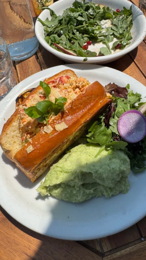 AnnaAnna1477's tweet image. Today, my friend and I went to Millingram for brunch, which was recommended online. The food was just average.#lunch #butteredbread #coffee