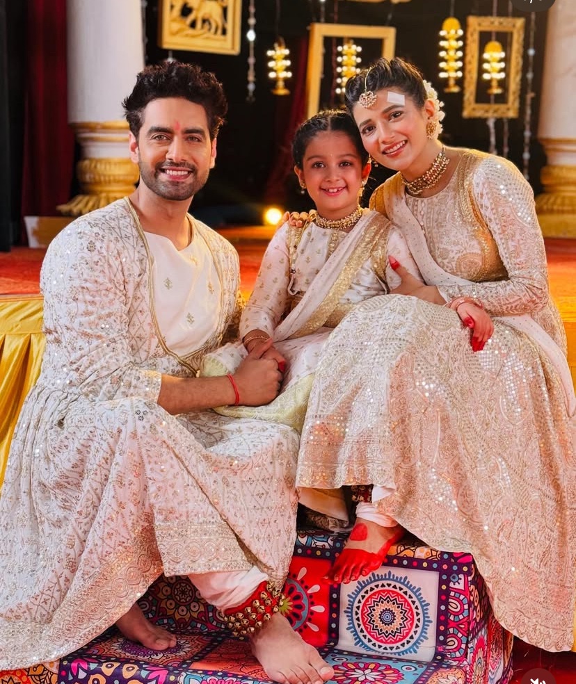Meera007Meera's tweet photo. A power couple who are proud owners of a law firm became parents of a little dancer. Them providing their complete support to her. How wonderful would that story be? #Yrkkh #Abhimaan https://t.co/hMiIefDxr1