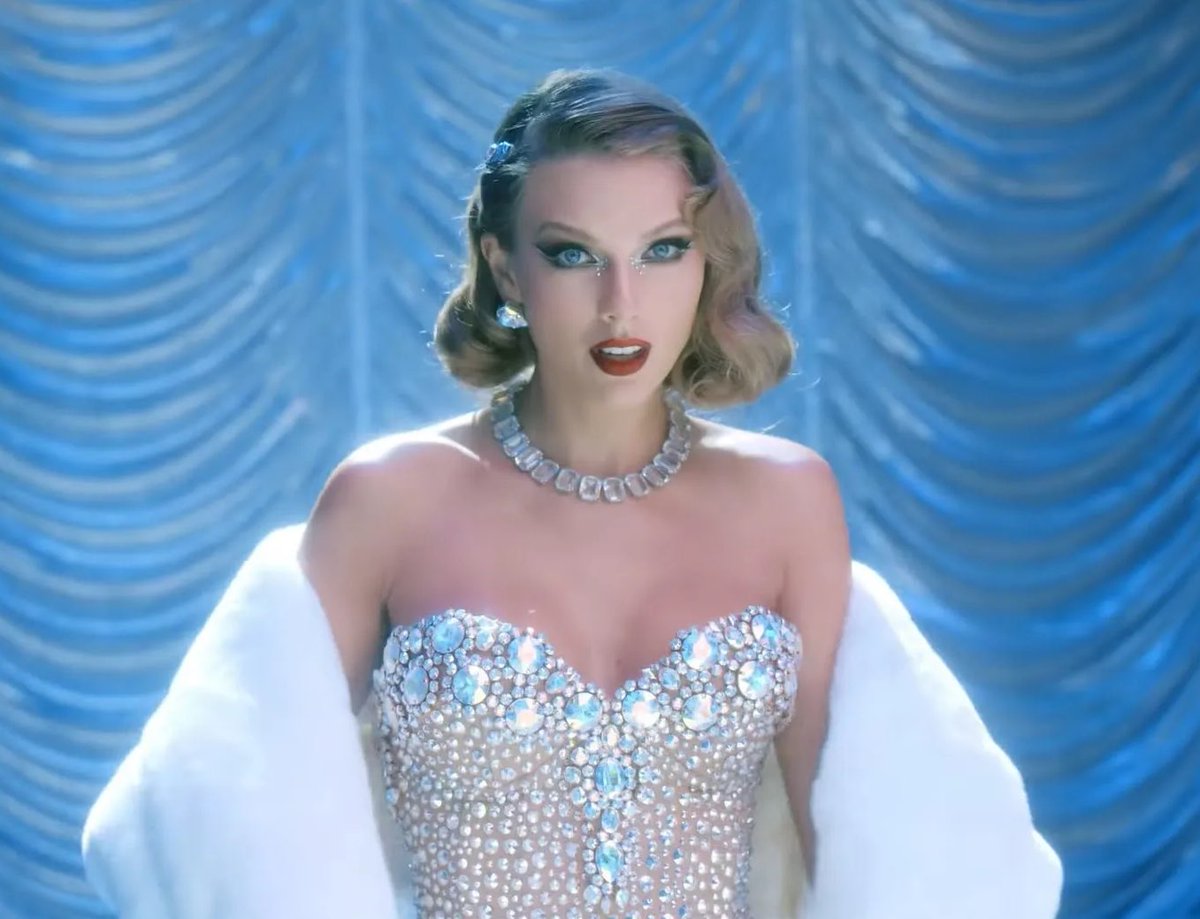 PopBase's tweet image. Taylor Swift reclaims the #1 spot on Spotify’s Global Daily Top Artists chart, following the announcement of her upcoming album ‘The Life of a Showgirl.’