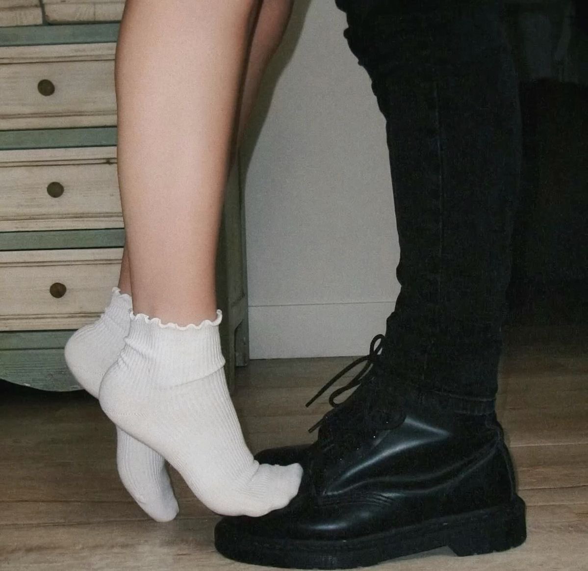 เมนเราอยู่ใต้ตีนเมนแก 

ใต้ตีน be like :