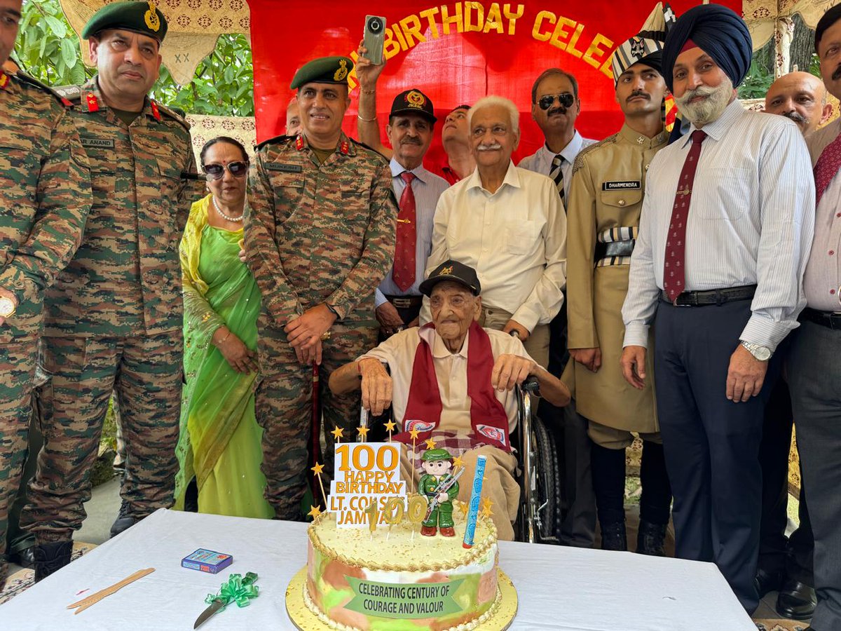 RisingStarCorps's tweet image. #IndianArmy
#StrongAndCapable
#1965VijayKe60Saal

Salute to a legend

#TigerDivision celebrated 100th birthday of Lt Col Sharak Dev Singh Jamwal (Retd) who inducted tanks across Zoji La in 1947-48 Indo Pak War. He also actively participated in Liberation of Goa in 1961, Indo…