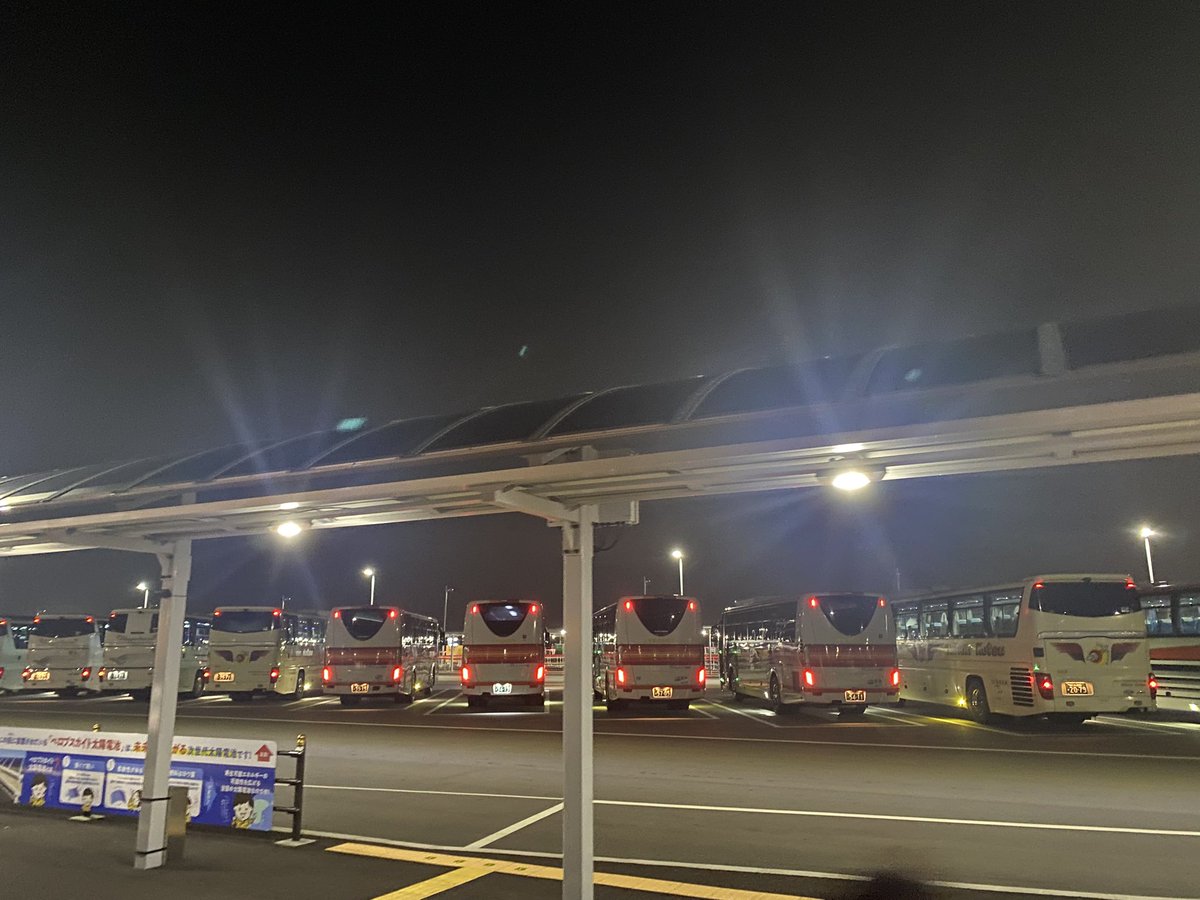 MAwan30623's tweet photo. おおー！
万博の終バス後に色んな会社のバスが大量に迎えにきてくれた😭
ヒーロー登場みたいでカッコよかった https://t.co/Pcox0U31Ip