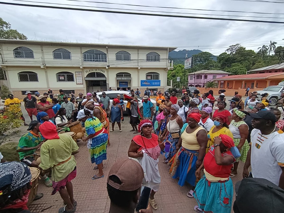 Hoy continua la audiencia contra 5 defensores y defensoras del pueblo Garifuna. DENUNCIAMOS, que el Fiscal del MP, Juan Gonzales, en todo el juicio a mostrado una aptitud  racista y hostil contra el pueblo Garifuna y lo mas grave entró armado a la audiencia, esto es increible!!