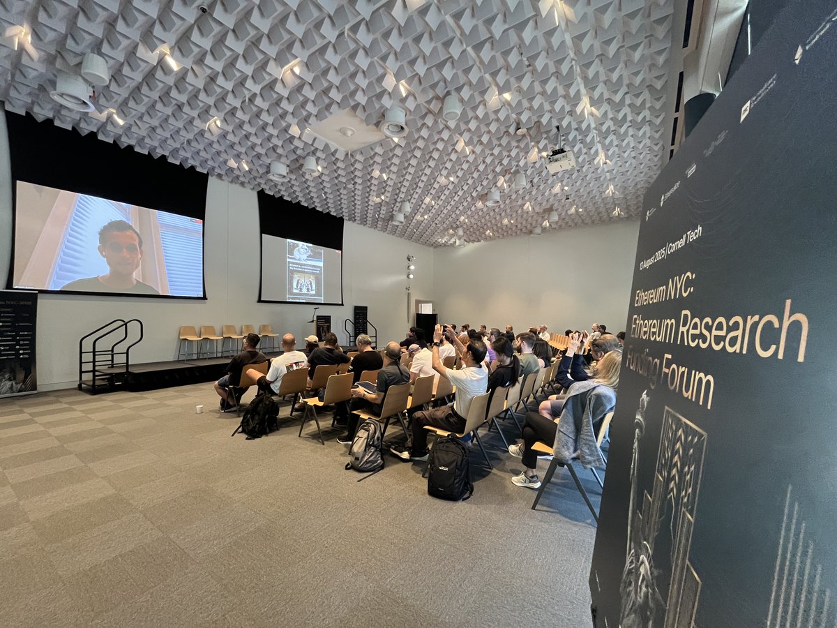 Ethereum Research Funding Forumで講演するVitalik Buterin