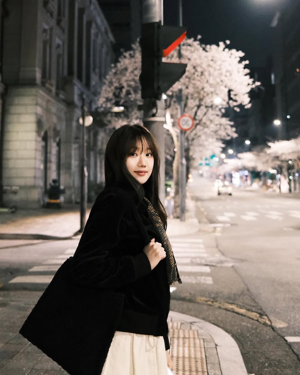 retteban's tweet photo. 아 잠만 그럼 이 날 화보 마냥 개 이쁜 사진 찍어준 언니가 원진아 배우님이라고 생각해��� 되는거죠?
아현 &amp; 소미 영원합시다… https://t.co/ofXxD3ih9x