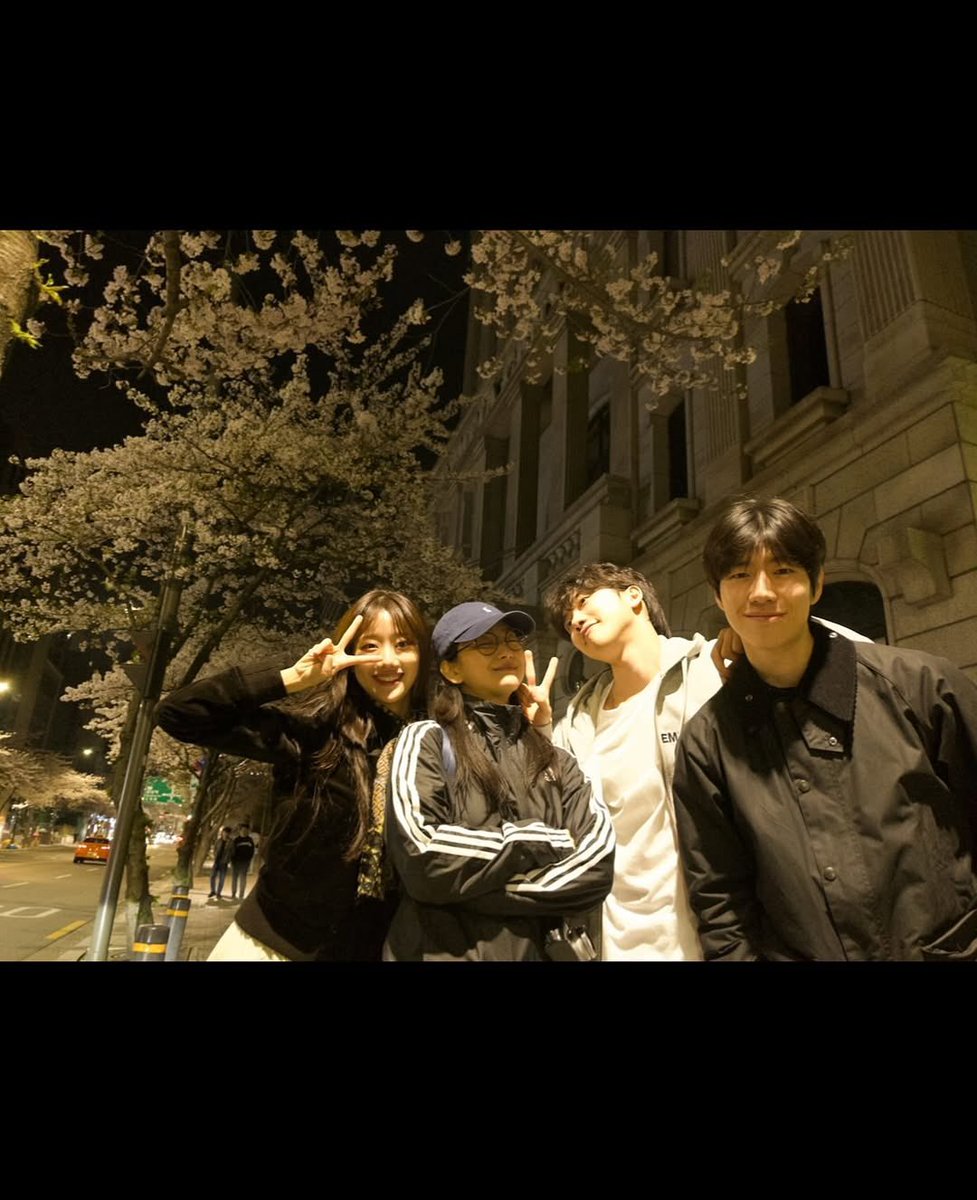 retteban's tweet photo. 아 잠만 그럼 이 날 화보 마냥 개 이쁜 사진 찍어준 언니가 원진아 배우님이라고 생각해��� 되는거죠?
아현 &amp; 소미 영원합시다… https://t.co/ofXxD3ih9x