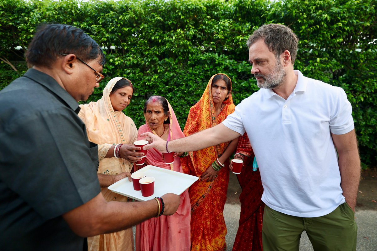 savedemocracyI's tweet photo. जिस वोटरों को EC ने मृत घोषित कर दिया था , आज वही वोटर राहुल गांधी के साथ चाय पी कर इलेक्शन कमीशन को झूठा साबित कर दिया। 

बिहार के सात मतदाता, जो पूरी तरह जीवित हैं, उन्होंने आज राहुल गांधी के साथ चाय पी। लेकिन चुनाव आयोग की SIR सूची में उन्हें “मृत” घोषित किया गया है।

रामिकबल राय, हरेंद्र राय, लालमुनी देवी, वाचिया देवी, ललवती देवी, पूनम कुमारी और मन्ना कुमार, सभी तेजस्वी यादव के निर्वाचन क्षेत्र राघोपुर से हैं। इन सभी को SIR के लिए आवश्यक कागजी कार्रवाई पूरी करने के बावजूद मतदाता सूची से हटा दिया गया है।

थ्रेड 1/2 🧵