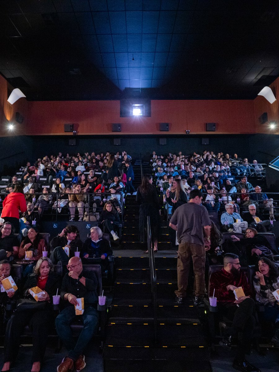 Na noite de ontem, as salas de cinema do Rio de Janeiro foram tomadas pela diversão que apenas a comédia brasileira consegue apresentar. 🍿🇧🇷 Contando com a participação especial dos atores, a pré-estreia de #OReiDaFeira foi um sucesso! Arrasta pro lado e confira alguns registros