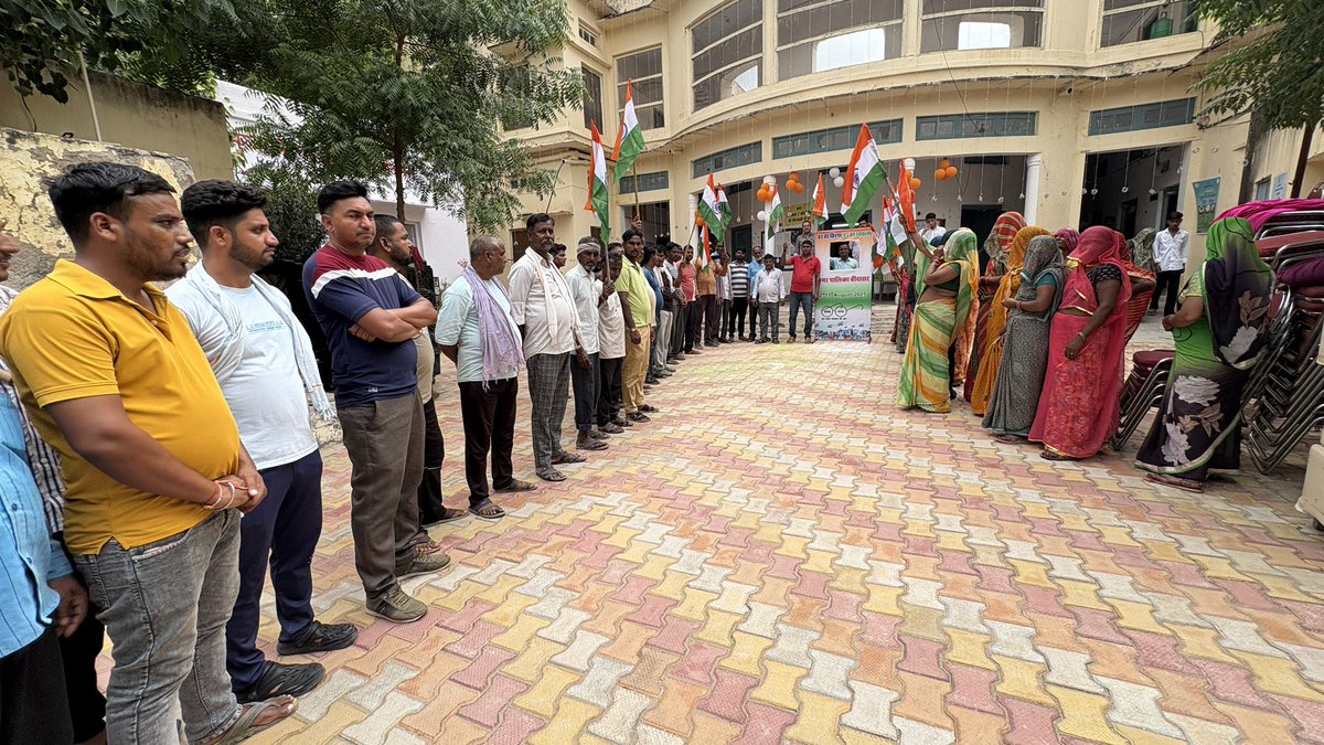 npbbidasar's tweet photo. Lets celebrate Independence with these superhero’s of our city they’re making our city clean everyday 
@SwachhBharatGov 
@DmChuru 
@RajCMO 
#CTCrajasthan 
#HarGharTiranga #HarGharSwachhta https://t.co/EKK3KbENyB