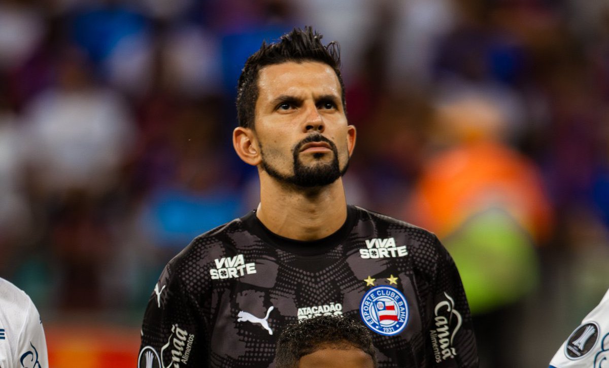 Eyüpspor, da 1ª divisão turca, estaria de olho em Marcos Felipe, goleiro do Bahia. Hoje reserva e sob críticas, ele perdeu espaço para Ronaldo, que também está sendo duramente criticado por falhas. Seria a hora certa de negociar? 🤔 O que acha, torcedor?