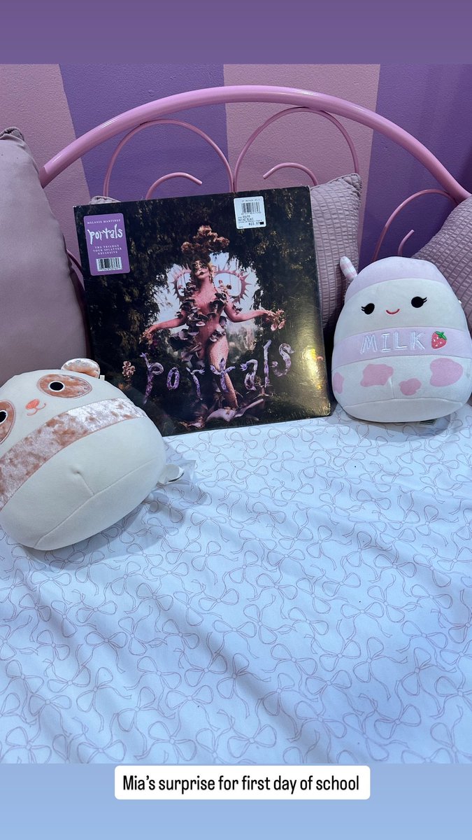 QUE FOFURA! A mãe de Mia Rose Castaneda, atriz mirim que participou do videoclipe de “LEECHES”, compartilhou via stories que ela e seu irmão mais novo (Geion) tiveram seu primeiro dia de aula hoje.

— E para tornar o dia mais especial, Mia ganhou um vinil de “PORTALS”.

©️