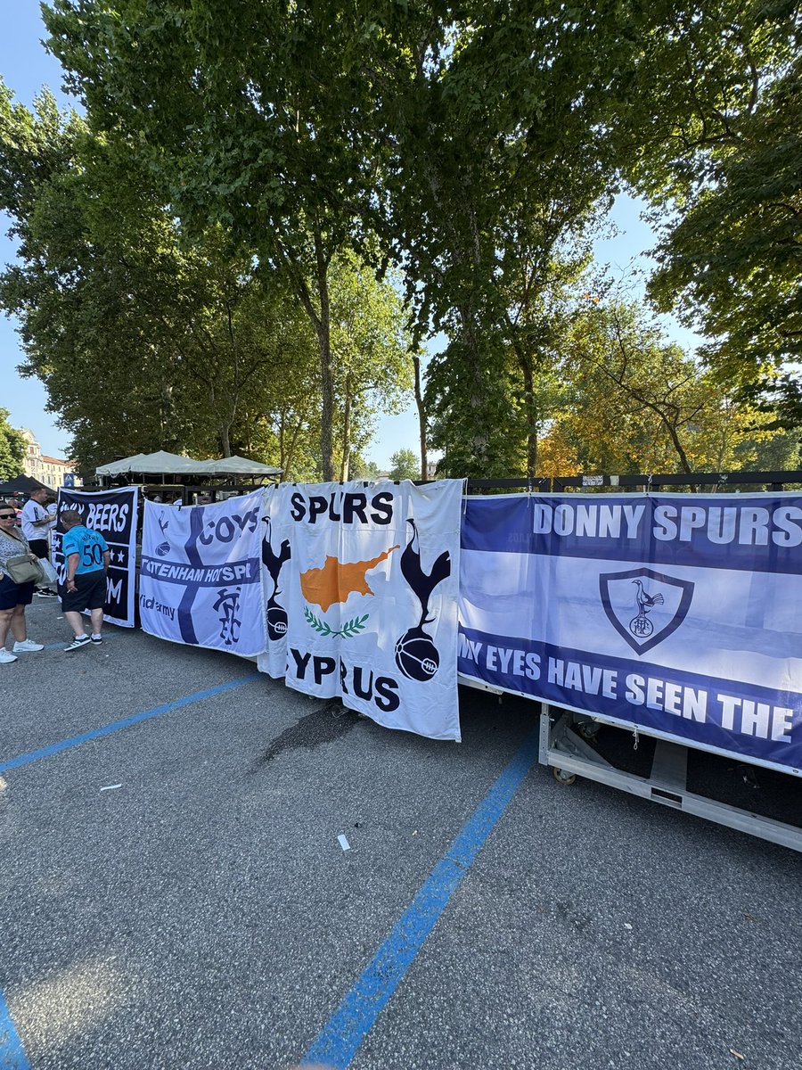 SpursCyprusFlag's tweet photo. Come on you spurs! 🇨🇾 #COYS #THFC https://t.co/6ANccglNF9