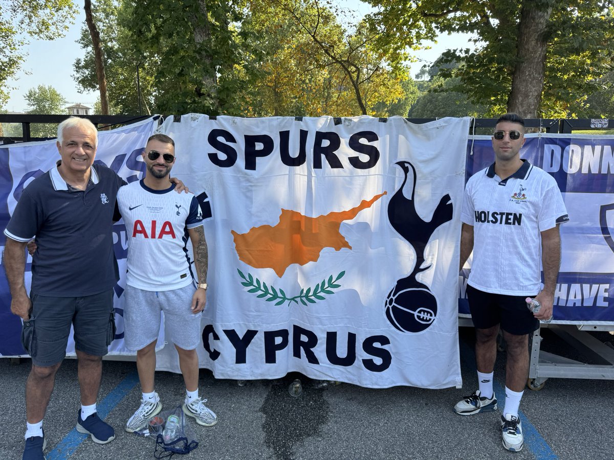 SpursCyprusFlag's tweet photo. Come on you spurs! 🇨🇾 #COYS #THFC https://t.co/6ANccglNF9