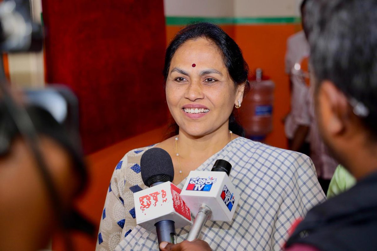 ShobhaBJP's tweet photo. ಮನೆಮನೆಗು ತ್ರಿವರ್ಣ ಧ್ವಜ

79ನೇ ಸ್ವಾತಂತ್ರ್ಯ ದಿನಾಚರಣೆಯ ಪ್ರಯುಕ್ತ ಬೆಂಗಳೂರು ಜಿಲ್ಲಾ ಕಾರ್ಯಾಲಯ ಭಾವೂರಾವ್ ದೇಶಪಾಂಡೆ ಭವನದ ಮುಂಭಾಗದಲ್ಲಿ, ಹರ್ ಘರ್ ತಿರಂಗ ಅಭಿಯಾನದ ಅಂಗವಾಗಿ ಆಯೋಜಿಸಲಾದ “ಗೀತಗಾಯನ & ನಾಟಕ” ಕಾರ್ಯಕ್ರಮದಲ್ಲಿ ಪಾಲ್ಗೊಂಡೆನು.

Har Ghar Tiranga🇮🇳

On the occasion of the 79th Independence Day celebrations, I participated in the "Geetagayan & Drama" programme organised as part of the Har Ghar Tiranga campaign, held in front of the Bengaluru District office, Bhavurao Deshpande Bhavan.

#HarGharTiranga #IndependenceDay2025