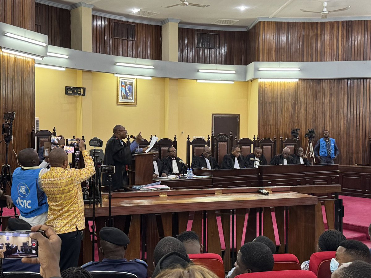 Le Ministère public a demandé une peine de 10 ans de travaux forcés contre l'ancien ministre de la Justice et Garde des Sceaux <a href="/ConstantMutamba/">Constant Mutamba</a>, accusé de détournement de 19 millions de dollars destinés à la construction d'une prison à Kisangani.
<a href="/PascalMuamba4/">Pascal Lincoln MUAMBA 🇨🇩</a> 
<a href="/decodeurtout/">LeDécodeur Tout-Kin 🎯</a>