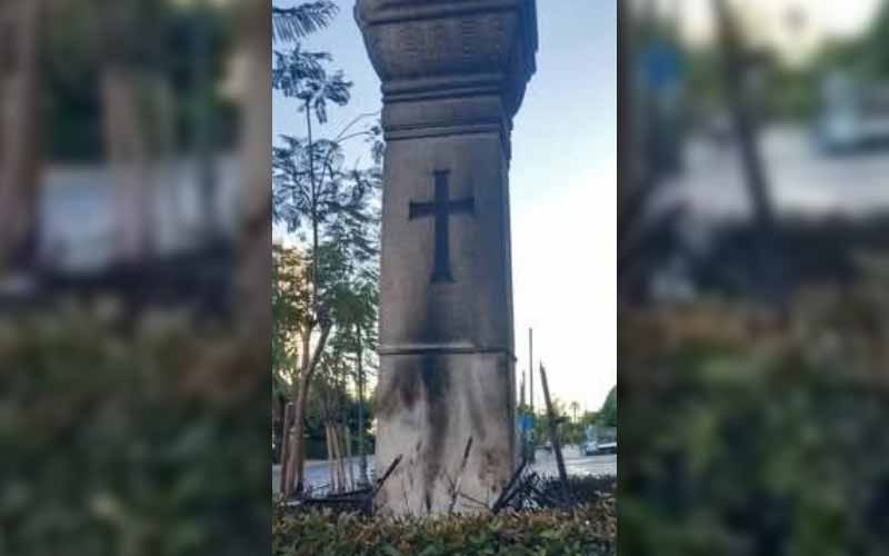 Ελεύθερος Κόσμος on X: "Έκαψαν τα στεφάνια και βανδάλισαν το μνημείο του Ίωνος Δραγούμη https://t.co/fFrI0snUce #Δραγούμης https://t.co/PZlLEbdLMA" / X