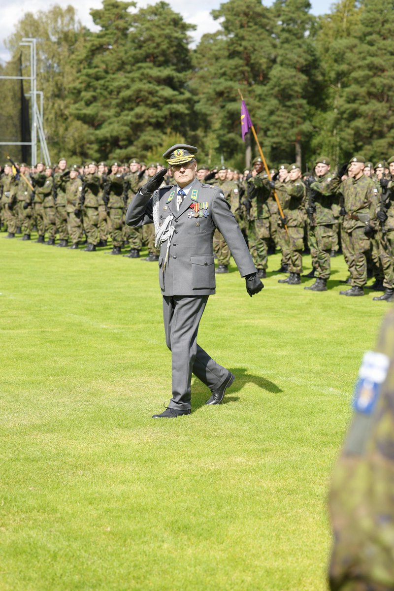 PorinPR's tweet photo. Sotilasvala- ja vakuutustilaisuudet jatkuivat Paimiossa. Komentajamme prkenr Jami Virta otti vastaan #SATPIONVP ja #VSHP alokkaiden valat- ja vakuutukset. Paraatijoukkoja komensi evl Petteri Viitanen. Esilukijana toimi @paimionkaupunki kaupunginjohtaja Nina-Mari Turpela. https://t.co/kdjVs9fESA
