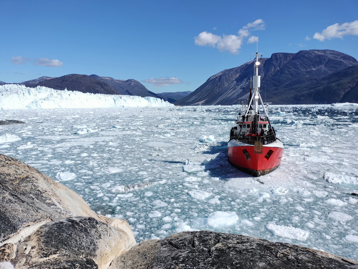 1/3
🚨 Published today in <a href="/Nature/">nature</a>
We’re thrilled to celebrate the latest work by our colleague Dominik Gräff! 🎉
Using seafloor fiber-optic sensing, his team watched Greenland’s glaciers calve in real time &amp; found something surprising 🌊🧊
📸: D. Gräff
