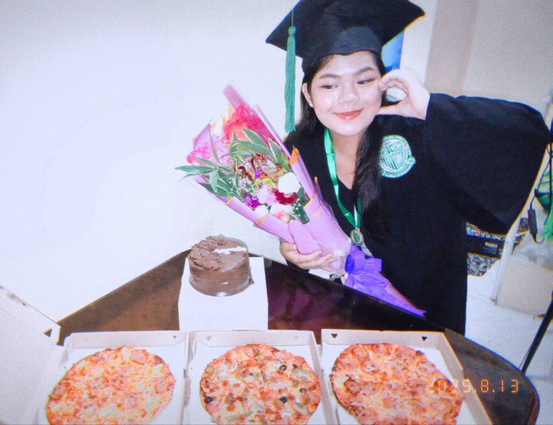 kdrama_vibes's tweet photo. Graduate na ako!!!!!🎓 

Thank you so much to my @_marknyrofc family for the thoughtful gifts 🤧🥹 I'm so grateful to @esnyrrr and Mark Ian for letting me meet such kind and generous people. 

Celebrating with my @greenwichpizza feast as a proud new graduate! 🍕✨ https://t.co/yTakqJ61kj