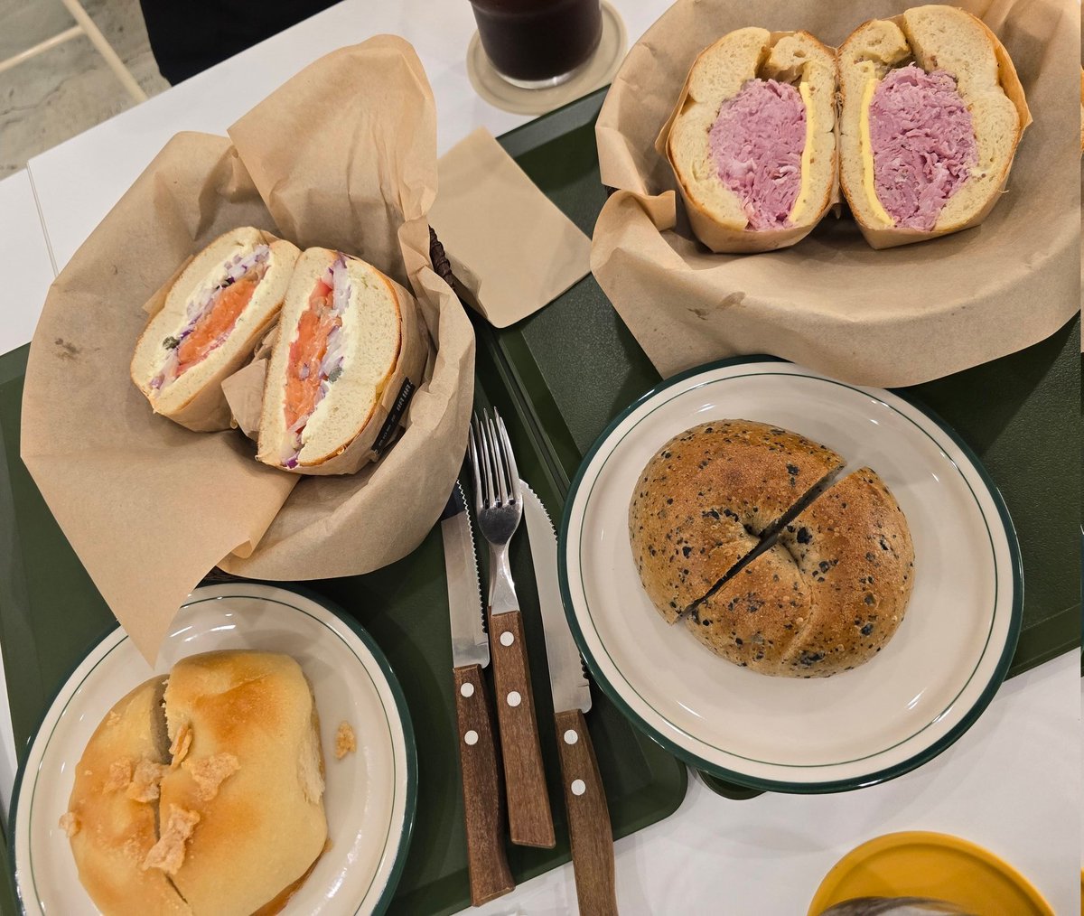 정동극장 가는 사람들....
쌀베베 가서 훈제연어베이글샌드위치랑 잠봉베이글샌드위치 좀 먹어봤으면....😋😋
쫄깃퐁신해서 순-삭 쌉가능인데...