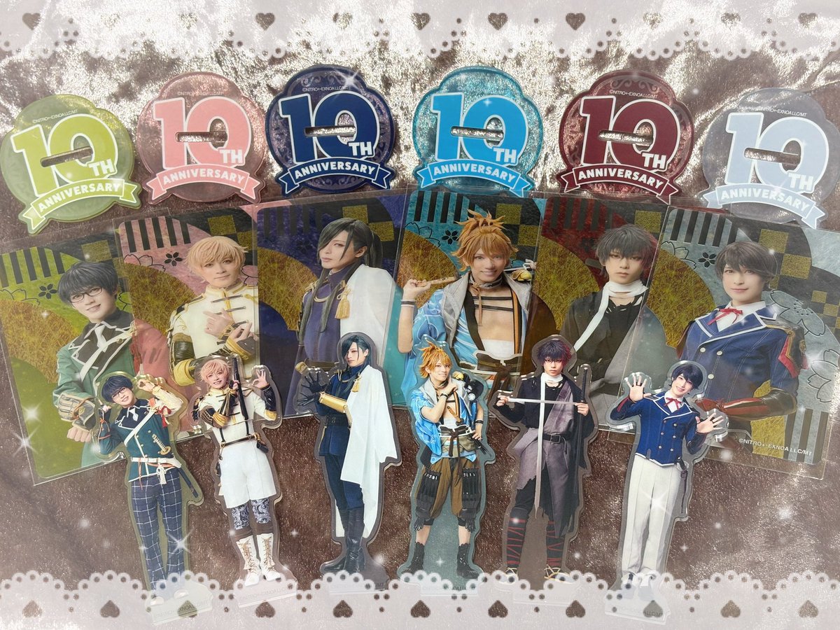 N_eve_F's tweet photo. 🟥⬛️⚔️ 目出度歌誉花舞 十周年祝賀祭 ⚔️⬛️🟥 

最ッッッ高に楽しくて幸せなお祭でした❗️🎶
念願のSを聴けたこと、NamelessFighterが選ばれたこと、一生忘れられない想い出です🌸
念願の脇差アクスタも揃えることができました😭🫶🏻
おめでとうけんらんぶ、ありがとうけんらんぶ⚔️💐に〜っかり( ᐢ_ᐢ )♡ https://t.co/rmlpZ4fCHD