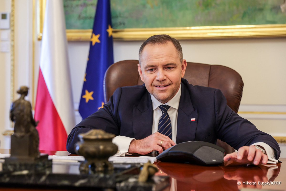 Michał Jelonek (@michaljelonek) on Twitter photo W telekonferencji prezydenta USA🇺🇸 z liderami państw europejskich🇪🇺 wziął udział prezydent <a href="/NawrockiKn/">Karol Nawrocki</a> 🇵🇱
Donald Tusk kompletnie pominięty, został doproszony dopiero na kolejną rozmowę, w której nie brał udziału Donald Trump.
Dla Amerykanów partnerem w rozmowach jest polski W telekonferencji prezydenta USA🇺🇸 z liderami państw europejskich🇪🇺 wziął udział prezydent <a href="/NawrockiKn/">Karol Nawrocki</a> 🇵🇱
Donald Tusk kompletnie pominięty, został doproszony dopiero na kolejną rozmowę, w której nie brał udziału Donald Trump.
Dla Amerykanów partnerem w rozmowach jest polski