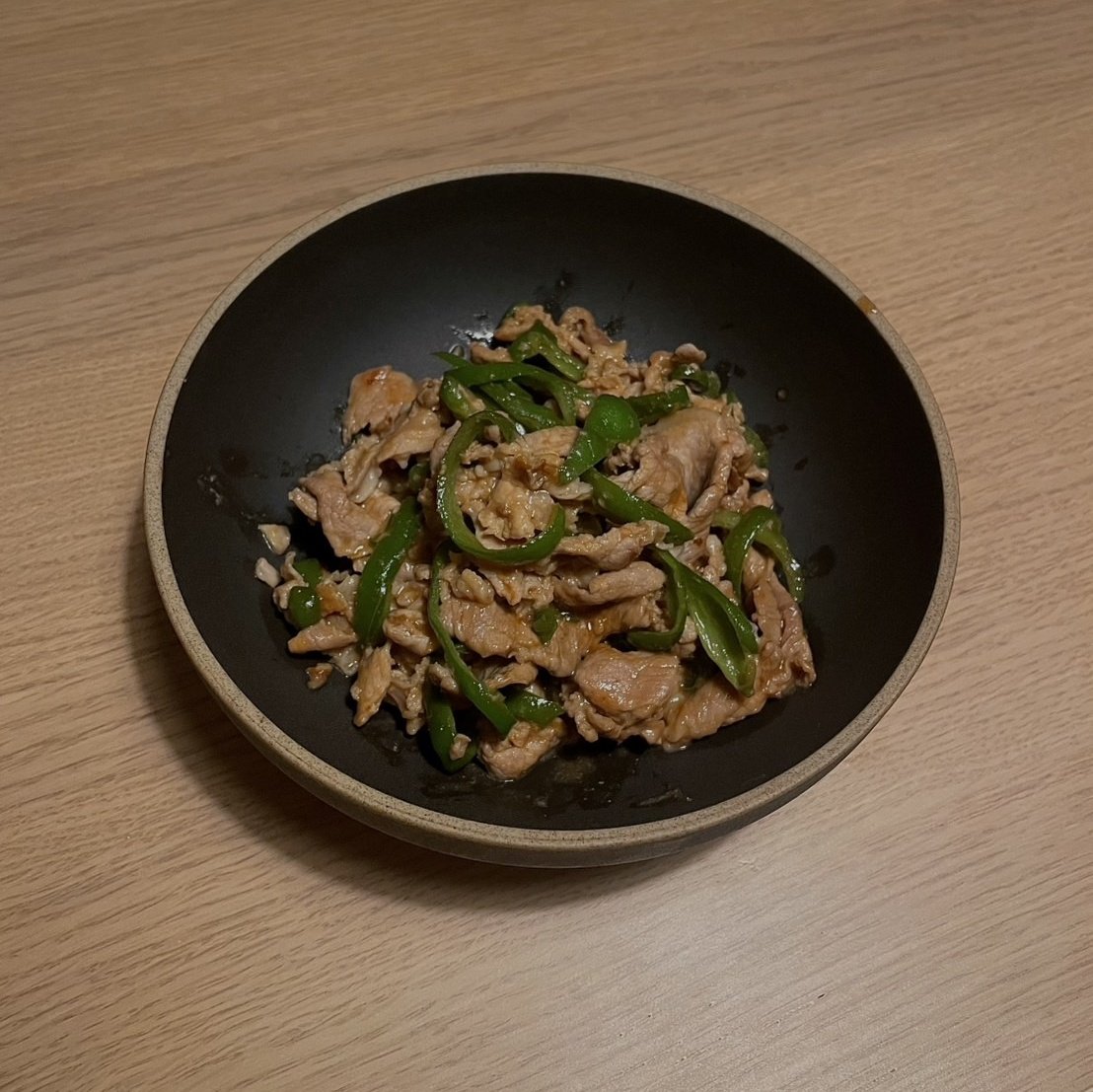 www_cookbot_jp's tweet photo. 8/13(水)のレシピ📝
🥢 簡単!ピーマンと豚肉の細切り炒め(青椒肉絲風)
定番中華の青椒肉絲を、手軽に作れるようにアレンジしました。短時間でご飯が進む一品です。
#CookBot #AIレシピ #料理 #料理記録 #おうちごはん https://t.co/ruZBVPAu0X https://t.co/SRnyO4nP23