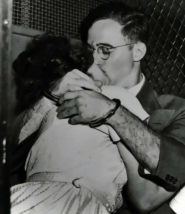 historyinmemes's tweet photo. Julius and Ethel Rosenberg share one final kiss and sing "The Internationale" as they were being strapped to the electric chair. https://t.co/aLfRzOHmHl