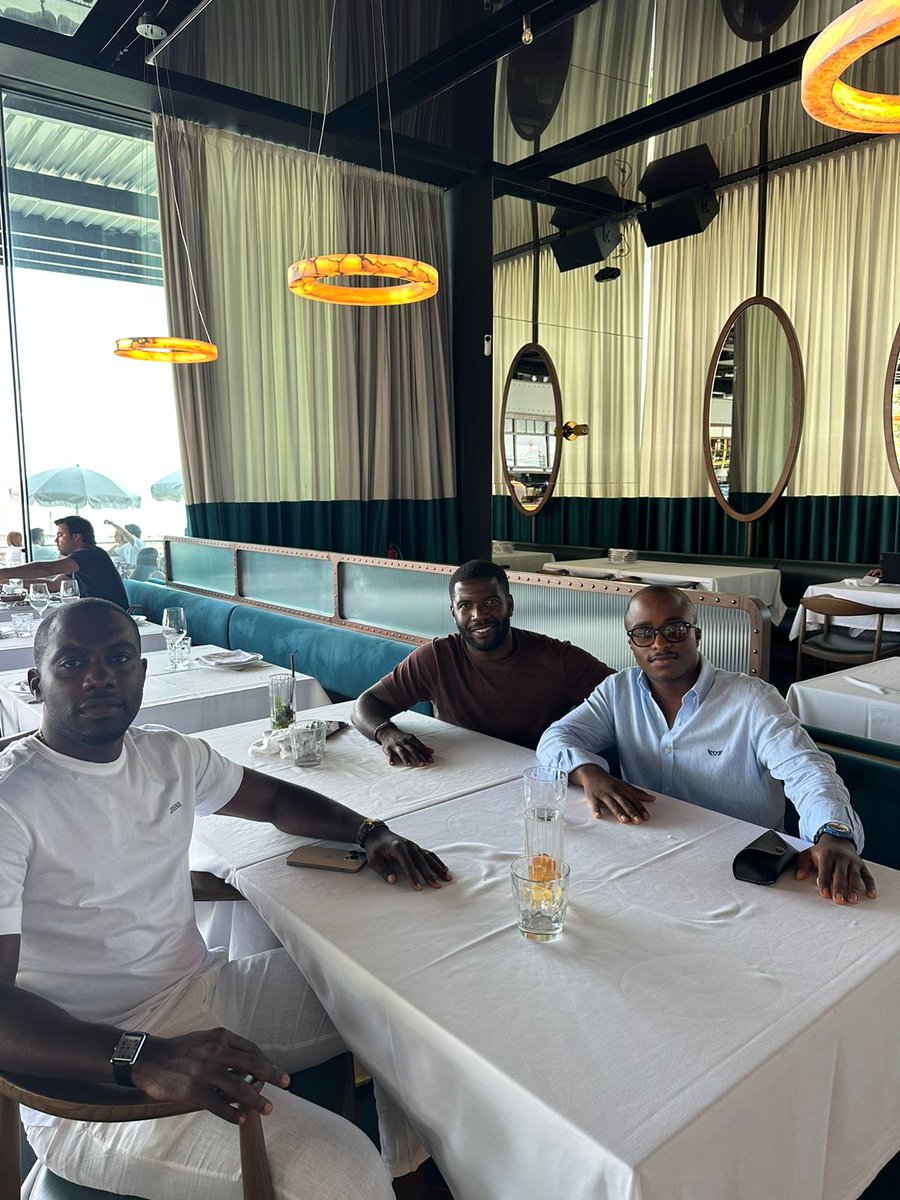 Visualfoot3's tweet image. 🤝 Parceria em Lisboa!
Tony Santos, presidente do 1.º de Maio, selou acordo com Edson Queiroz, empresário e Agente FIFA, para reforçar a projeção do clube recém-promovido ao Girabola. #Girabola #1deMaio #FutebolAngolano