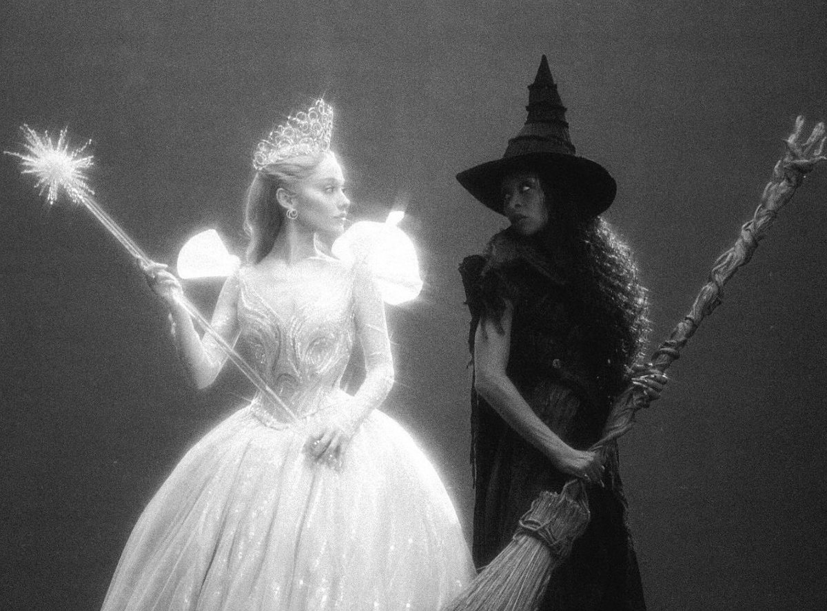 FALTAN 100 DÍAS 🩷 💚 Estamos a solo 100 días del estreno de #WickedForGood y ya tenemos un nuevo vistazo a #ArianaGrande y #CynthiaErivo en la película.