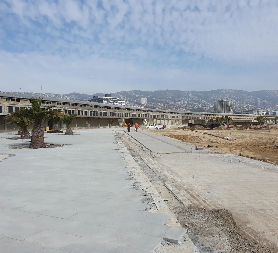 ParqueBaron_'s tweet photo. 🌴 ¡Parque Barón Avanza!

La presidenta interina de la Empresa Portuaria, Nicole Pastene, y la seremi de @Serviuvalpo, Belén Paredes, supervisaron los avances de las obras del futuro #ParqueBarón. Este proyecto transformará el borde costero de #Valparaíso.

@ParqueBaron_ https://t.co/kSXbWQIDur