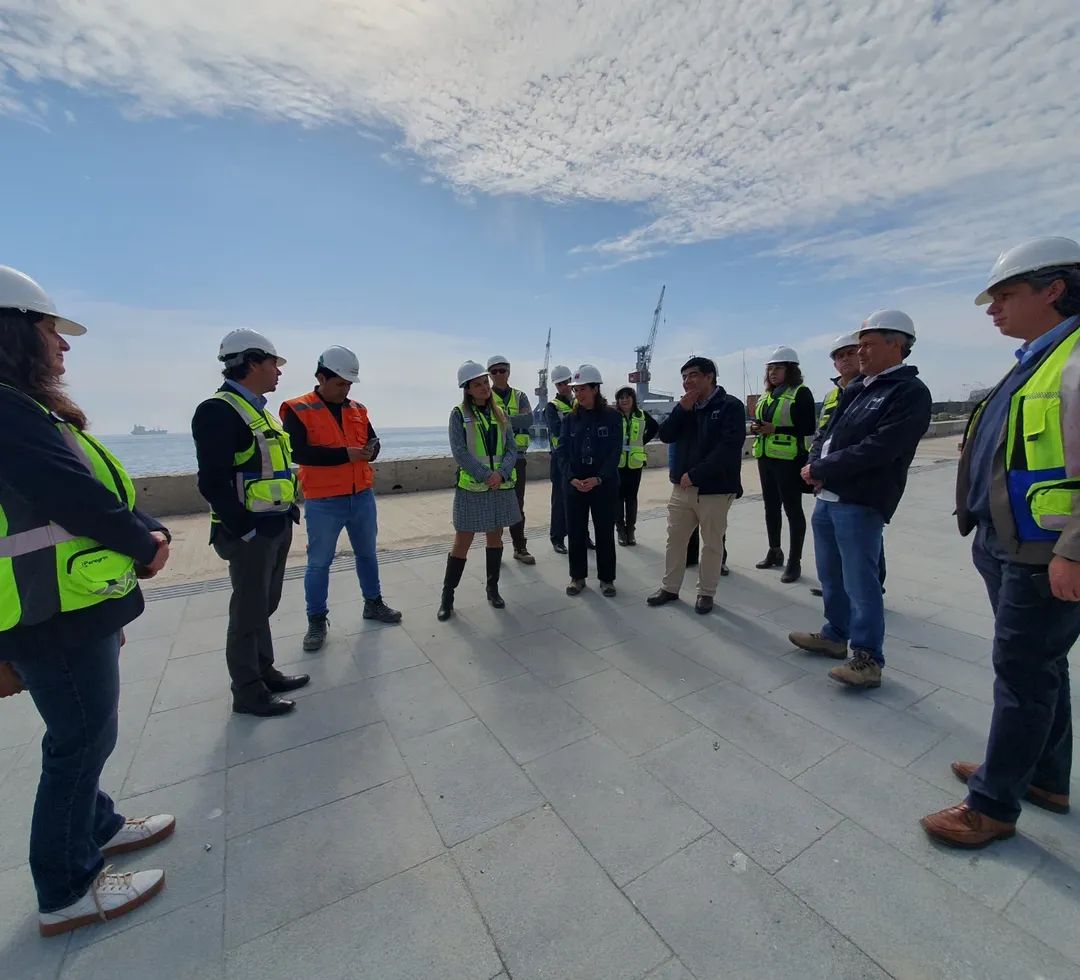 ParqueBaron_'s tweet photo. 🌴 ¡Parque Barón Avanza!

La presidenta interina de la Empresa Portuaria, Nicole Pastene, y la seremi de @Serviuvalpo, Belén Paredes, supervisaron los avances de las obras del futuro #ParqueBarón. Este proyecto transformará el borde costero de #Valparaíso.

@ParqueBaron_ https://t.co/kSXbWQIDur