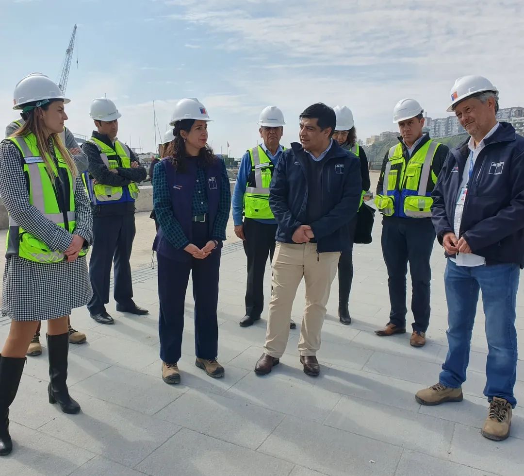 ParqueBaron_'s tweet photo. 🌴 ¡Parque Barón Avanza!

La presidenta interina de la Empresa Portuaria, Nicole Pastene, y la seremi de @Serviuvalpo, Belén Paredes, supervisaron los avances de las obras del futuro #ParqueBarón. Este proyecto transformará el borde costero de #Valparaíso.

@ParqueBaron_ https://t.co/kSXbWQIDur