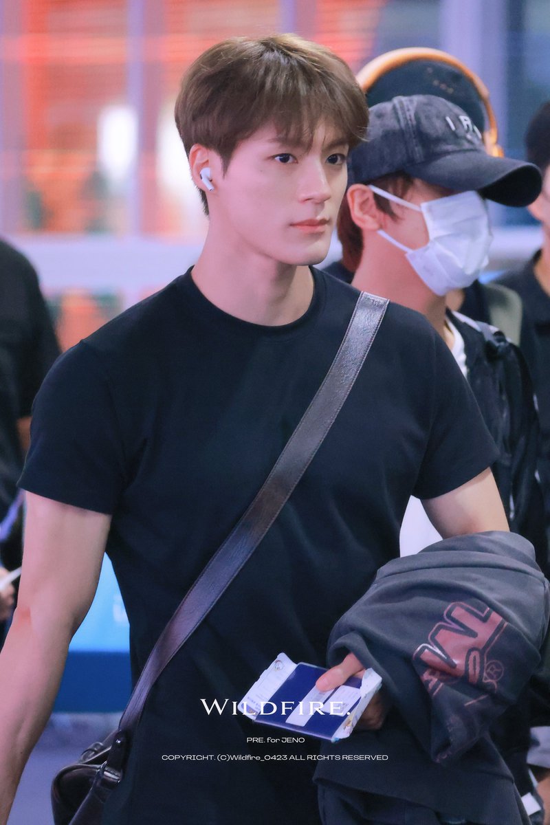 jeno is so broad... oh my god...
