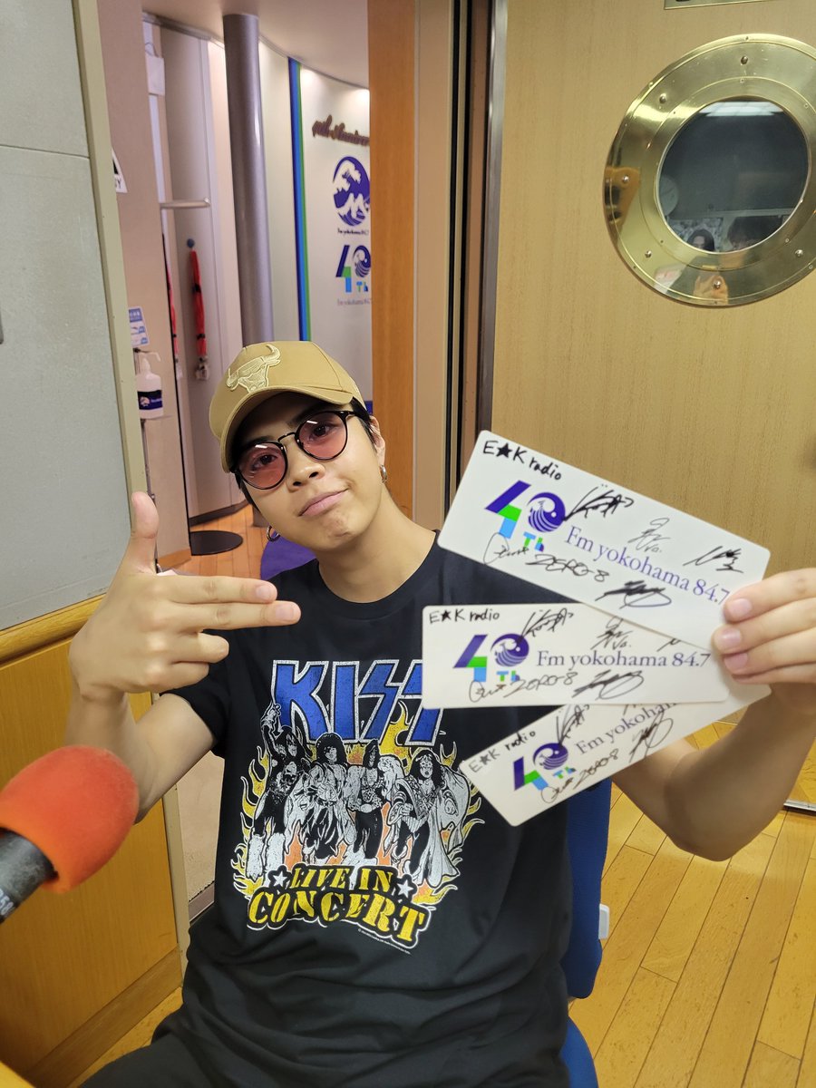 今夜はプレゼントがあります
ZERO-8とE★K radioのDJのサインが入ったFMヨコハマステッカーを３名さまにプレゼントします
住所と名前、そして公開収録の放送を聴いた感想を書いてメールで応募してください。
ken@fmyokohama.jp
#EKradio  #THEAGUL   #FMヨコハマ40周年
<a href="/Ken_the_agul/">ケン/岸本賢一/THEAGUL</a>　#ZERO8