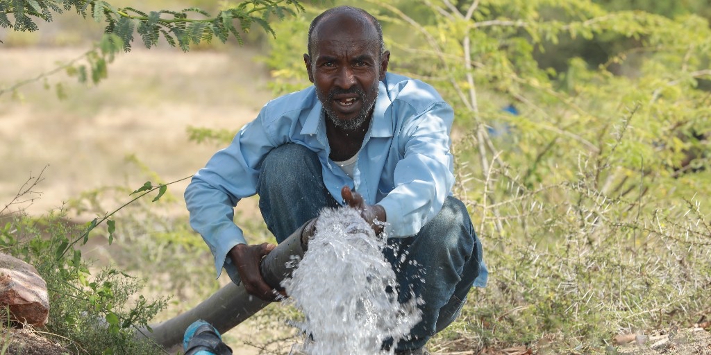 🌾 Meet Khadar, a farmer from #Somaliland.

For years, his shallow well dried up during the dry seasons, risking his livelihood.

With support from our ‘Promoting Food Production’ project, he received a water pump and irrigation pipes – turning his farm into a source of hope. 💙