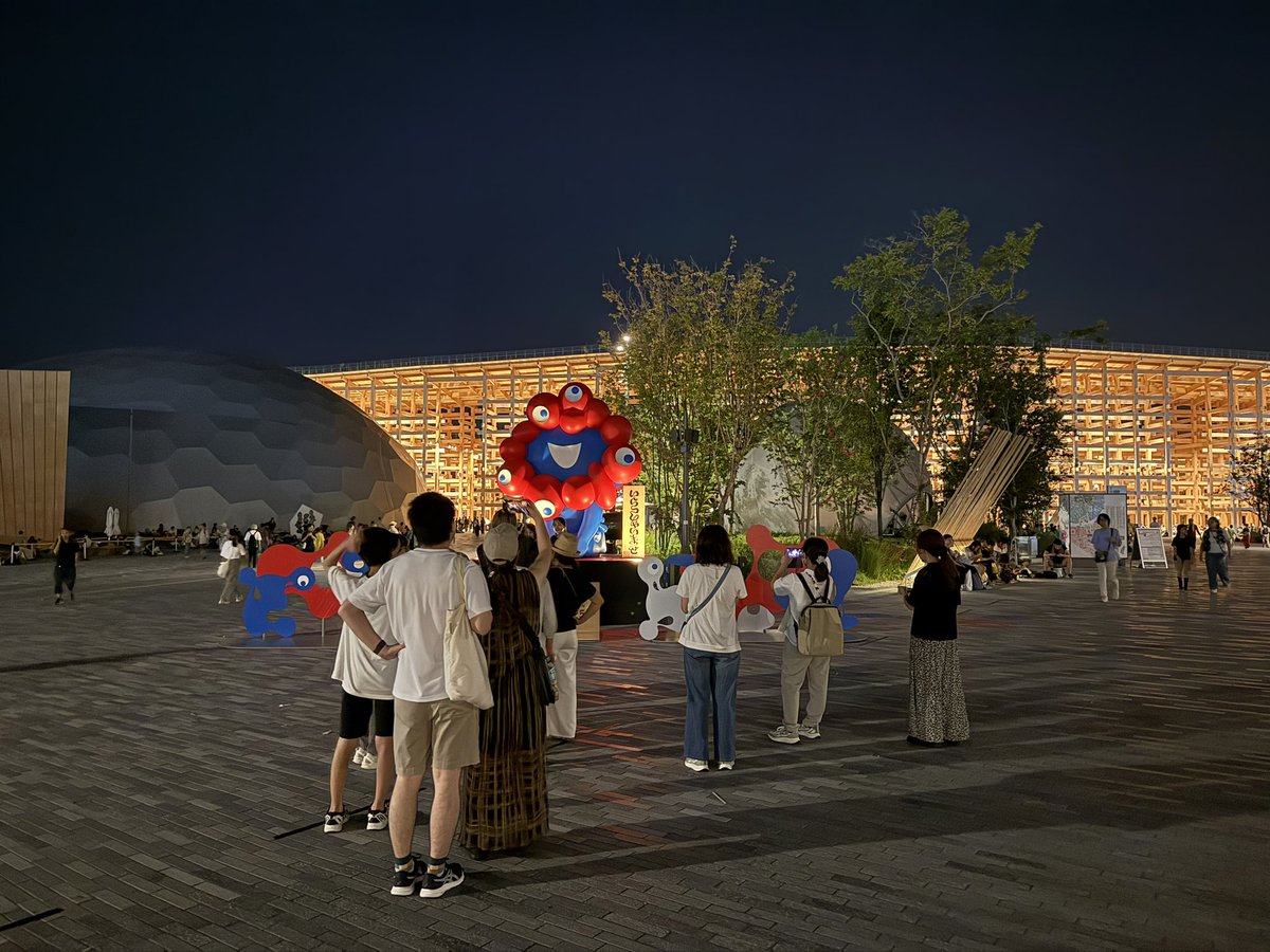 0時2分日付が変わってもミャクミャク像は人気