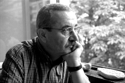 "Bir çürümenin ortasında 
Utancımıza tutunmuş 
İyi şeyler düşünerek 
Yaşamaya çalışıyoruz."

Şükrü Erbaş