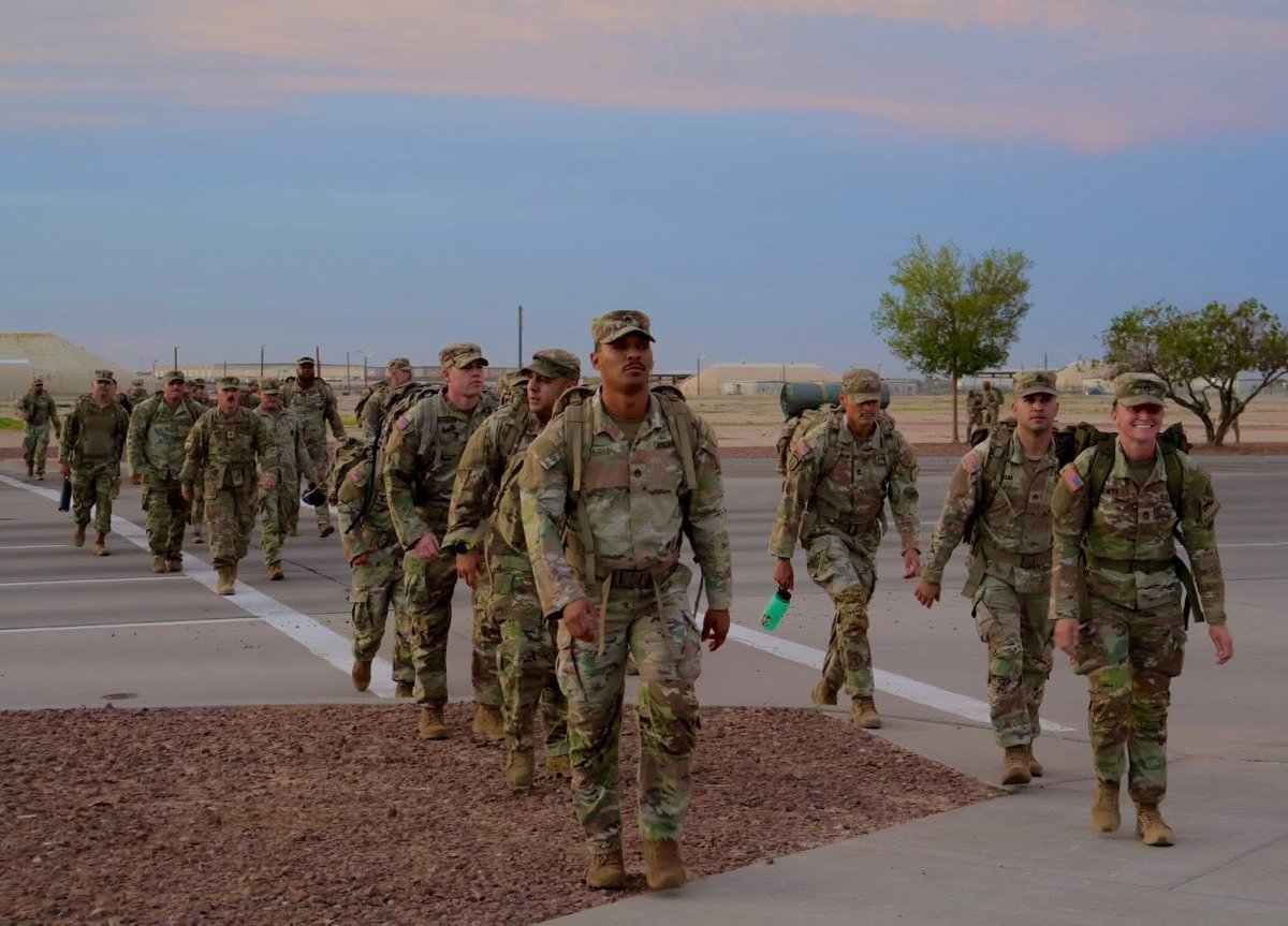 1stArmoredDiv's tweet image. Noncommissioned officers from the 501st BSB, 1ABCT, rucked through Fort Bliss honoring the 1AD and El Paso Medal of Honor heroes - carrying the weight of their legacy with every step.  

#RuckForTheFallen #MedalOfHonor #ArmyValues #FortBliss #IronSoldiers