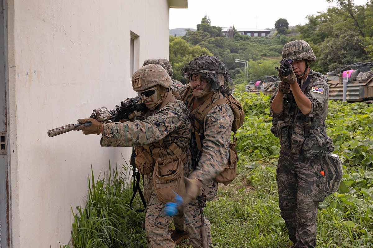 marforres's tweet photo. Marines with 2/23 and ROK conducted urban operations and security drills during KMEP 25.2 in Pohang, South Korea, Aug. 7-8, enhancing combined readiness. #USMC #KMEP #UDP #IndoPacific #Marines https://t.co/mw0ytSYdtR